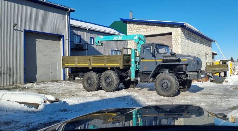 Бортовой Урал 4320 с КМУ в сборе