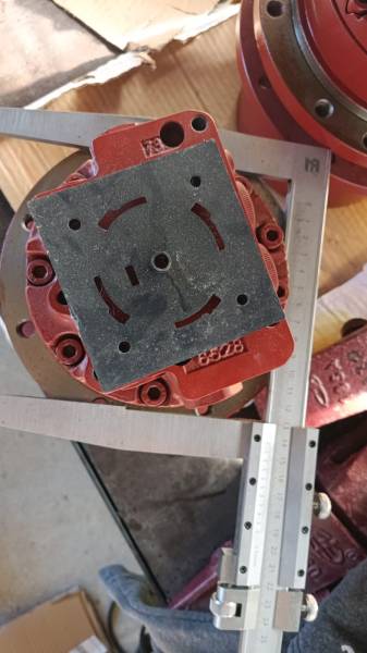 Kayaba KYB MAG-12V-110E- редуктор хода в сборе с гидром