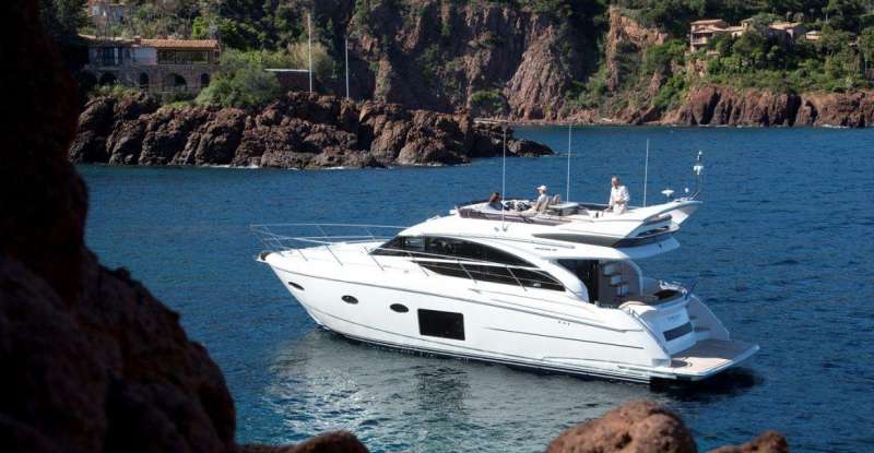 Яхта Princess 52