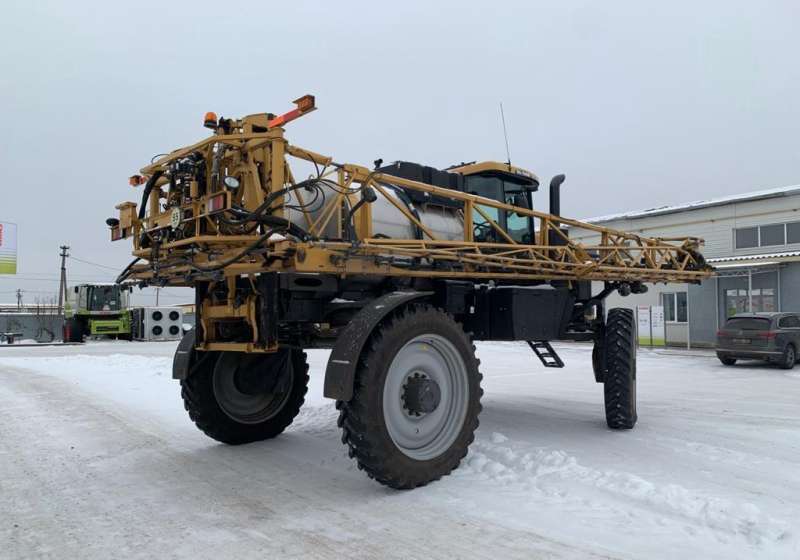 Самоходный опрыскиватель Challenger RoGator 1100