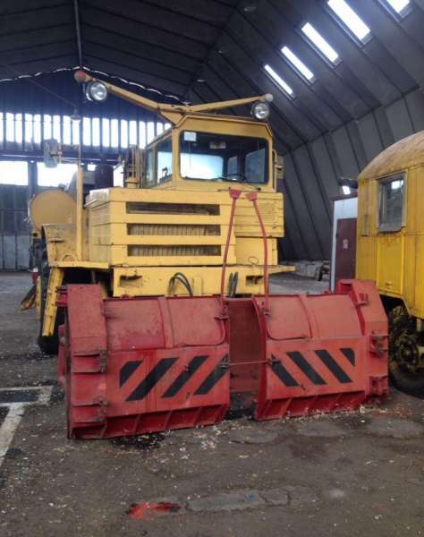 Аэродромный снегоотчиститель дэ-235 на базе моаз