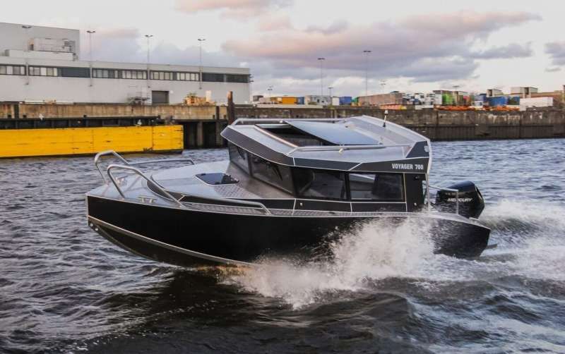 Каютный катер Voyager 700 Cabin