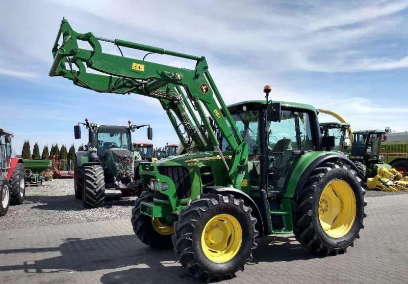 Трактор John Deere 6330