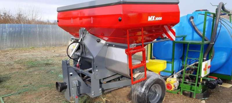 Прицепной разбрасыватель мин. удобрений MX-3000