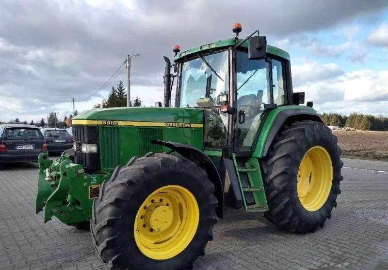 Трактор John Deere 6910