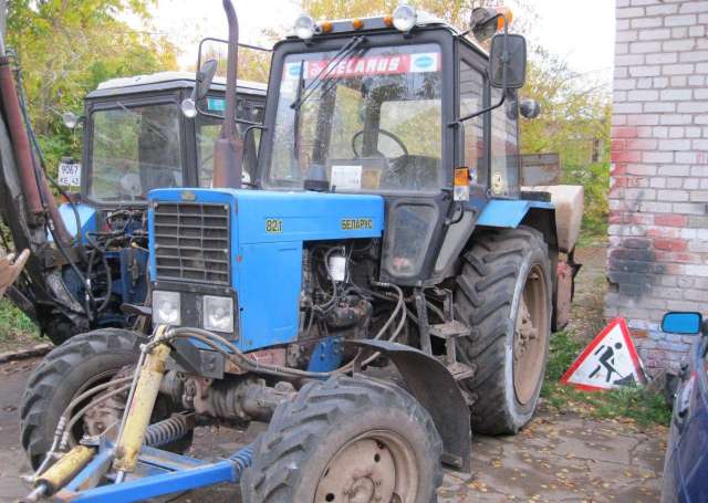 Мтз-82 отвал+ коммунальная щетка с баком