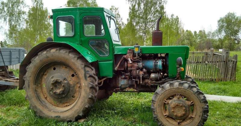 Трактор Т-40 ам с прицепом 2птс-4