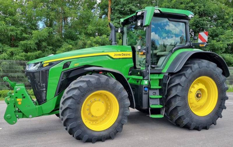 Трактор John Deere 8310R