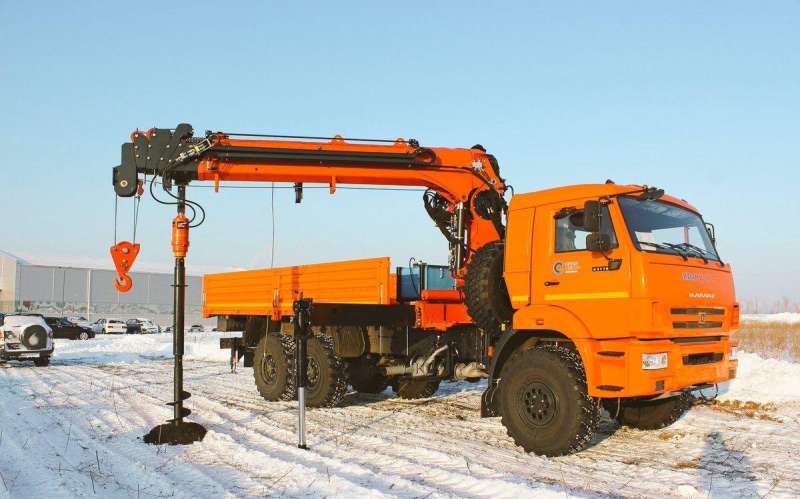 Камаз 43118 с бурильно-крановой установкой hangil