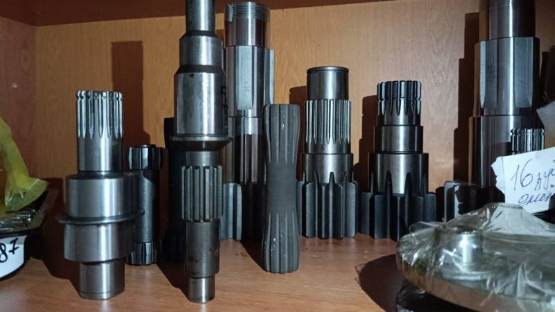 Вал бортового редуктора хода мини экскаватора