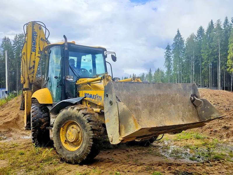 Экскаватор-погрузчик бу Komatsu WB93S-5 2007 года