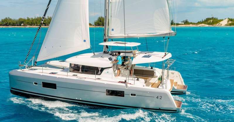 Парусно-моторный катамаран Lagoon 42