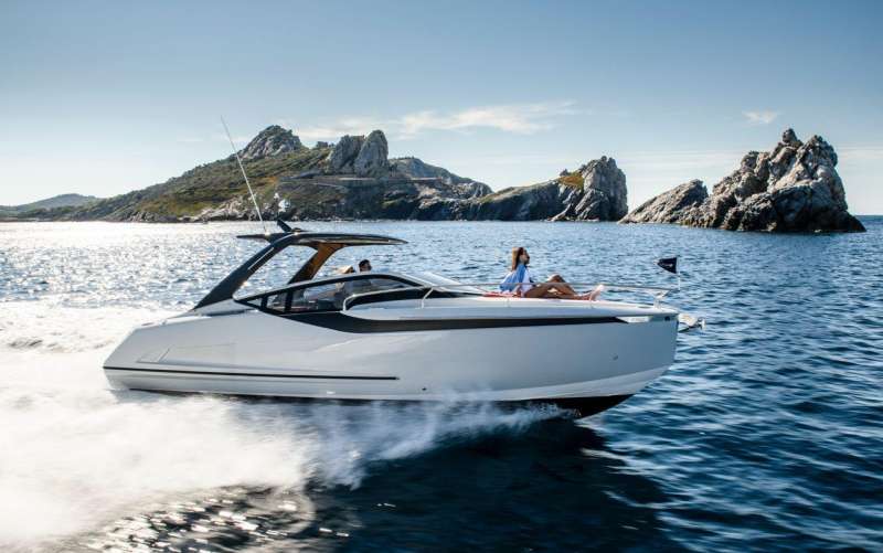 Моторная яхта F/Line 33 (022) T-top Edition