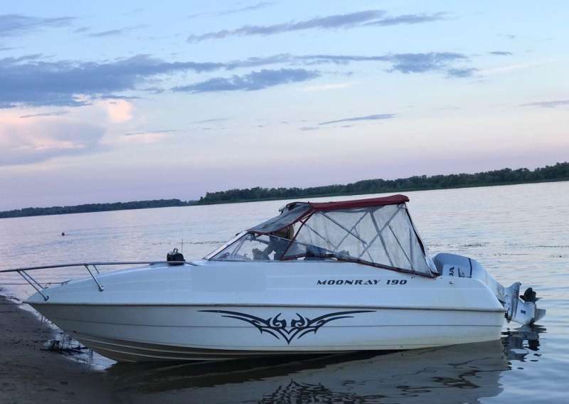 Moonray-190- каютный катер