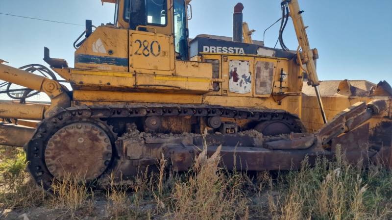 Бульдозеры Dressta TD40, CAT D8R