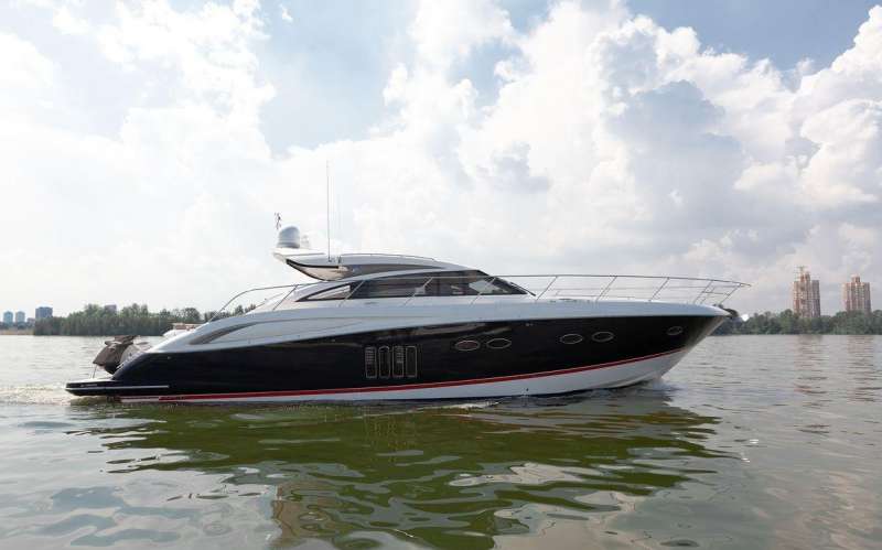 Моторная яхта Princess V62