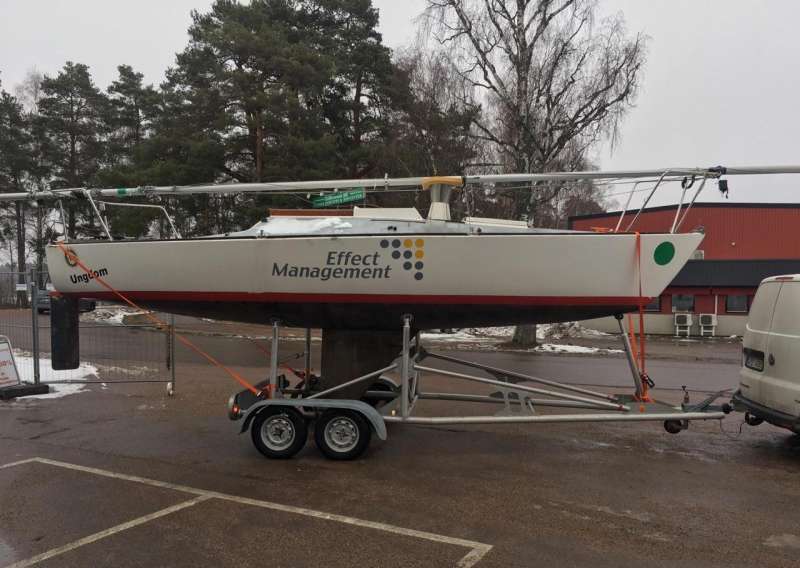 Парусная яхта J24