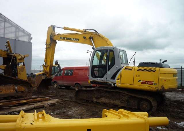 NEW Holland Kobelco E215B