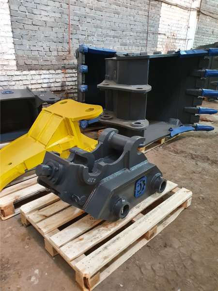 Komatsu PC220 Быстросъем механический из наличия