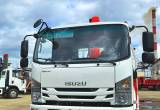 Новый Бортовой грузовик Isuzu 4x2 c КМУ UNIC URV505 в Красноярске